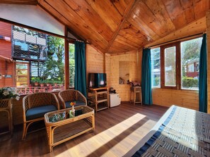 1 kamar tidur, minibar, brankas, dan meja kerja