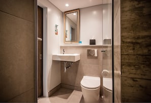 Phòng đôi Tiêu chuẩn | Phòng tắm | Buồng tắm vòi sen, vòi sen phun mưa, đồ dùng nhà tắm miễn phí