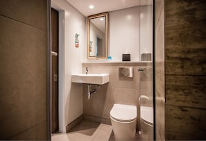 Habitación doble estándar | Baño | Regadera, regadera tipo lluvia, amenidades de baño gratuitas 