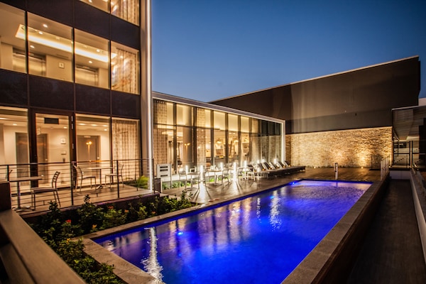 Piscina all'aperto, lettini