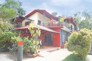 Vista frontal de la propiedad