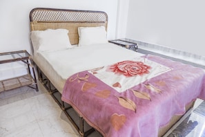 Habitación clásica, varias camas | Escritorio