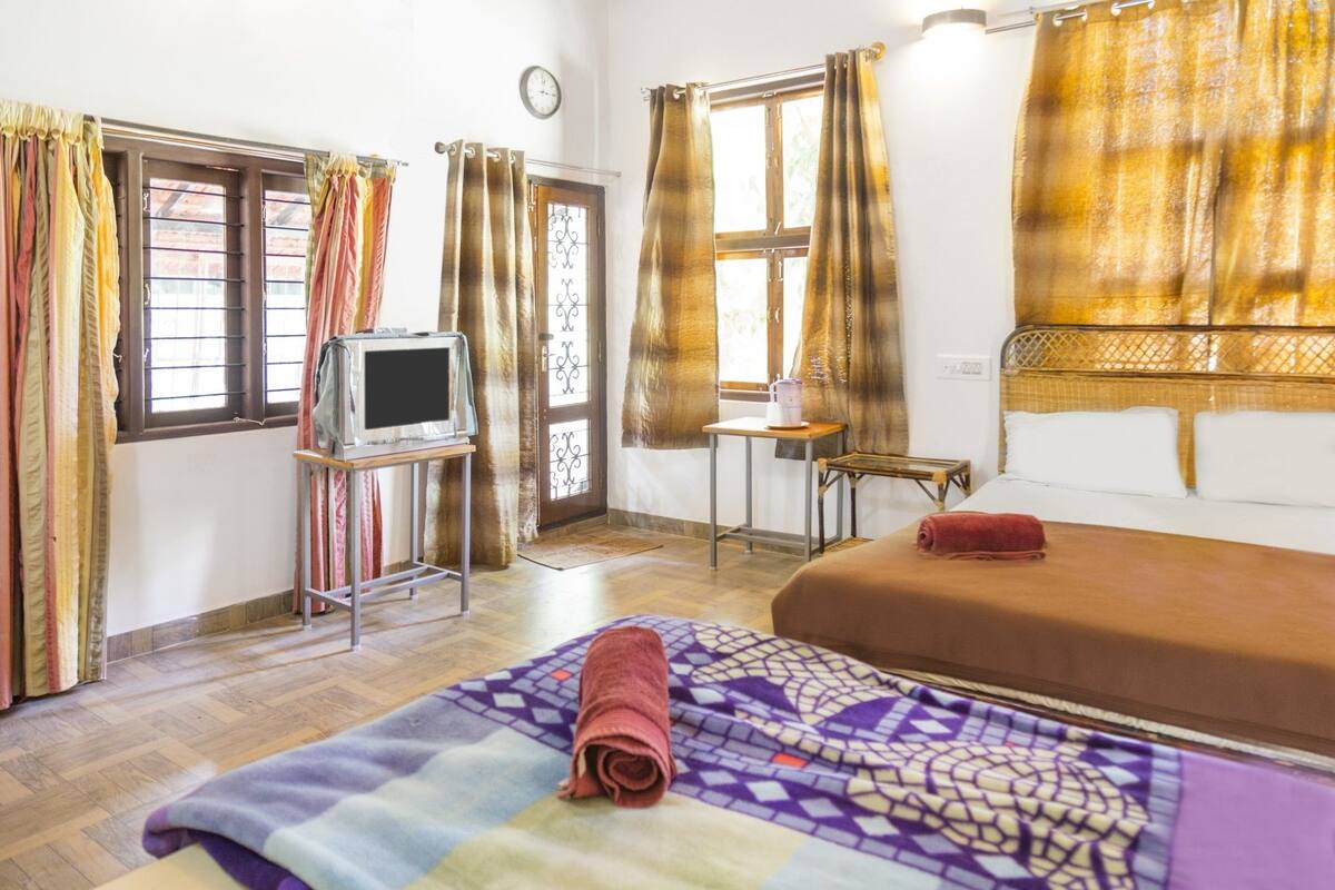 Habitación clásica, varias camas | Escritorio