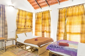 Habitación clásica, varias camas | Escritorio