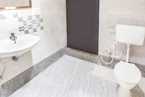 Habitación clásica, varias camas | Baño | Regadera y amenidades de baño gratuitas