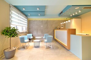 Coin salon dans le hall