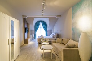 Suite Deluxe | Minibar, caja de seguridad en la habitación y escritorio