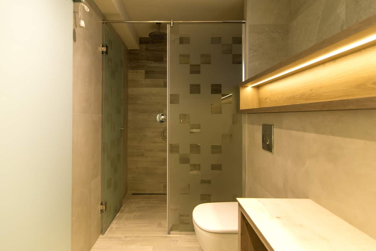 deluxe suite | bathroom | shower, free toiletries, hair dryer, slippers