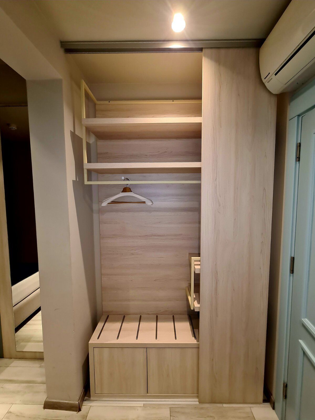 economy single room | minibar, in-room safe, desk, laptop workspace