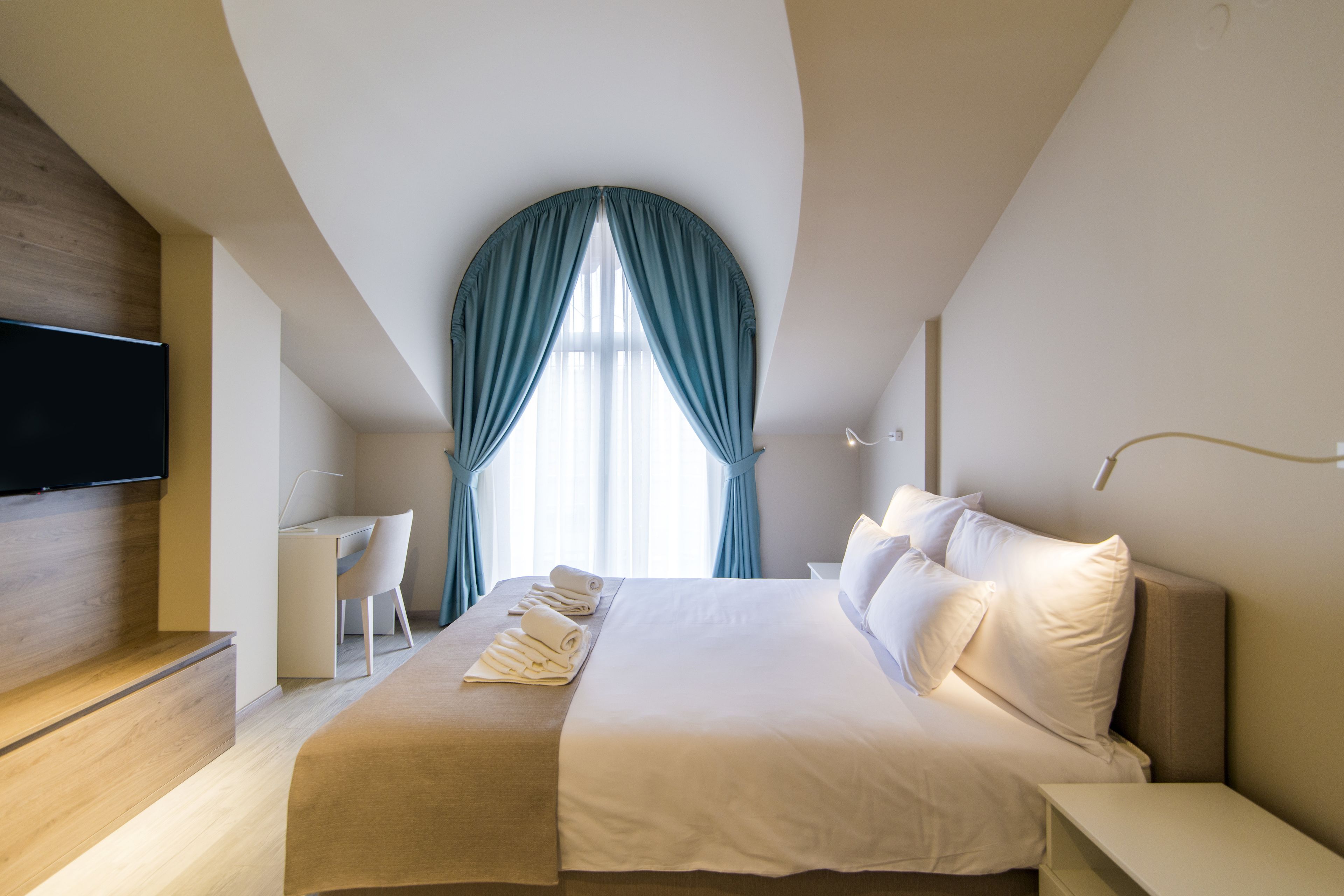 Deluxe Suite | Minibar, in-room safe, desk, laptop workspace