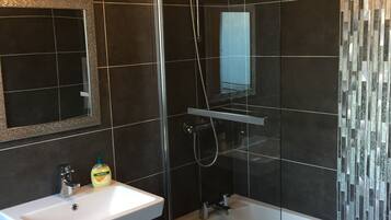 Cottage, 2 Bedrooms (Chester Cottage) | Bathroom | Combined shower/tub, free toiletries, hair dryer, towels