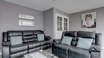 2 عدّة غرف نوم وأغطية فراش متميزة وأسرّة بإسفنج يتكيف مع شكل الجسم