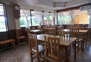 Petit déjeuner et déjeuner servis sur place, spécialités Cuisine thaï