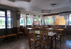 Lobby sitting area - Lampang Bouteak Resort (Lampang)