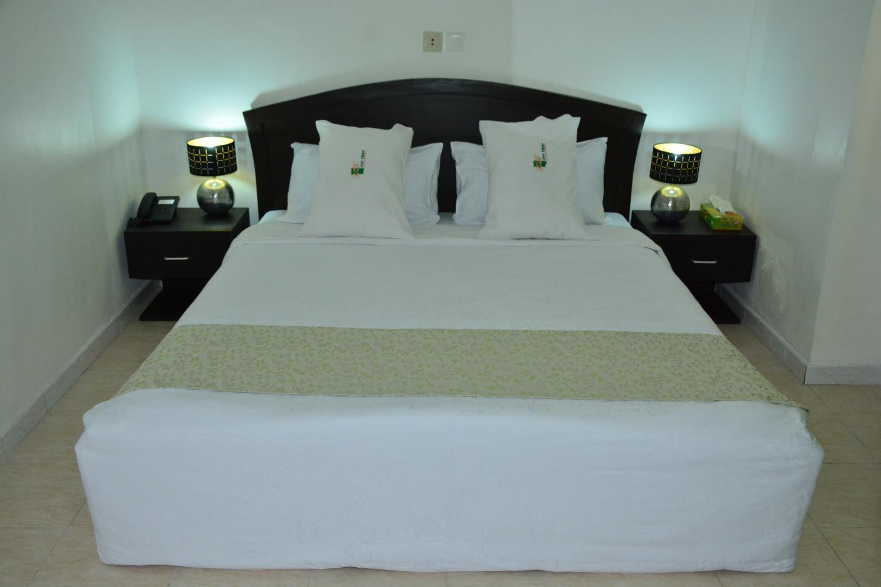 Työpöytä, pimennysverhot, äänieristys, vauvansängyt