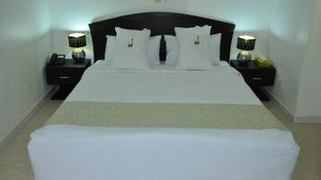 Työpöytä, pimennysverhot, äänieristys, vauvansängyt