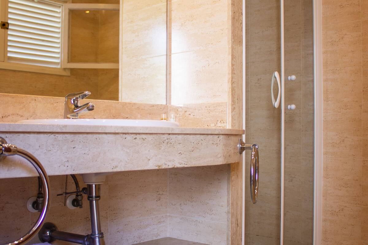 double room, sea view | bathroom | shower, rainfall showerhead, free toiletries, bidet