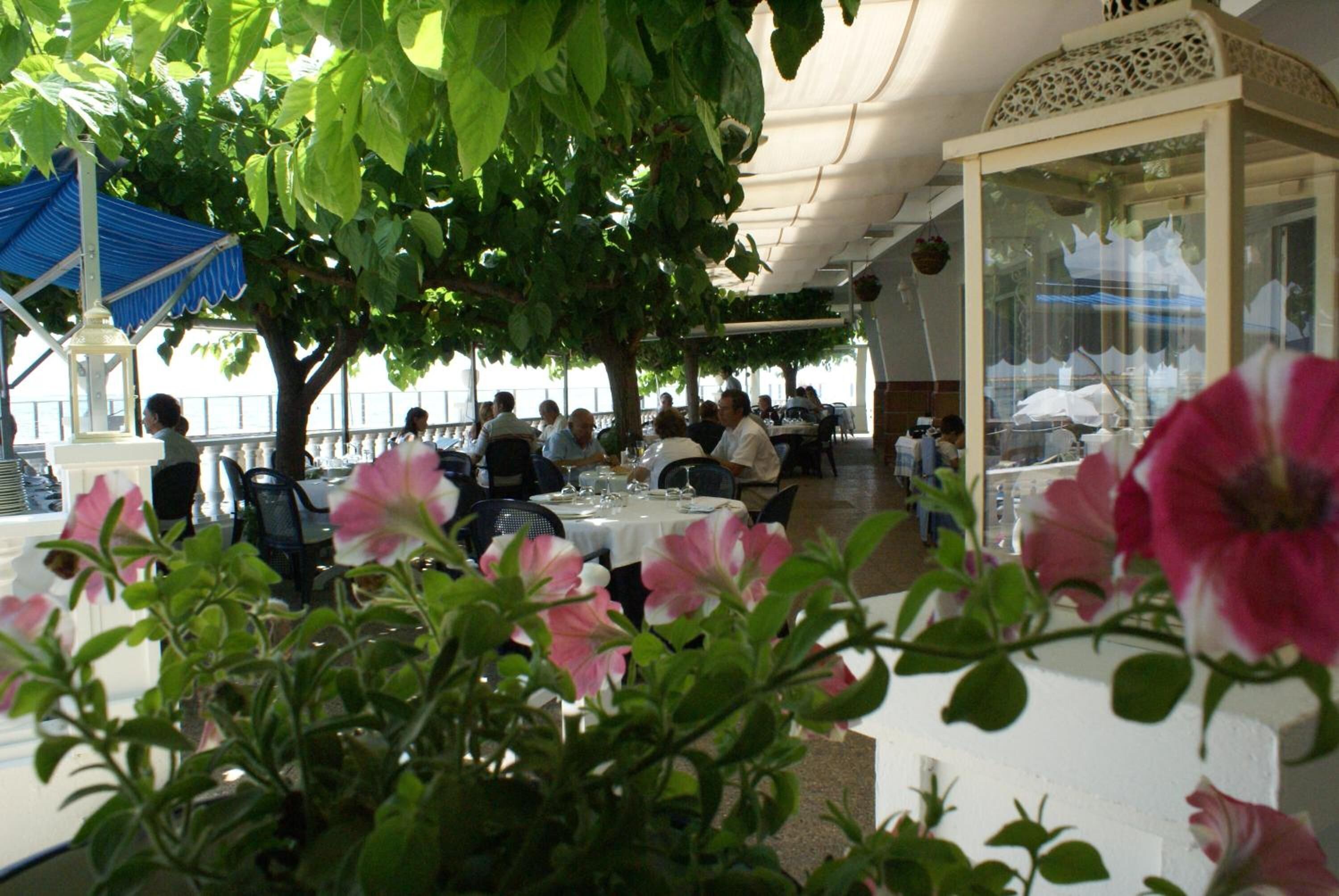 breakfast, lunch and dinner served