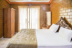 ChaumiĂšre classique, 1 lit double | 1 chambre, bureau