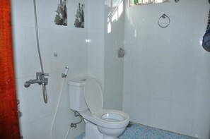Shower, free toiletries, hair dryer, towels - Anh Tuan Hotel (Hue)