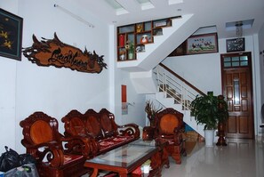 Lobby sitting area - Anh Tuan Hotel (Hue)