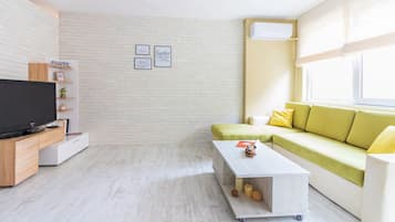 奢华公寓, 2 间卧室 (str. Kalofer 12) | 起居区 | 平板电视