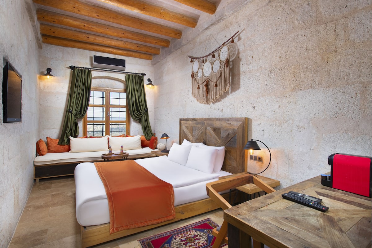 Superior Deluxe Room | 1 bedroom, Frette Italian sheets, premium bedding, free minibar items