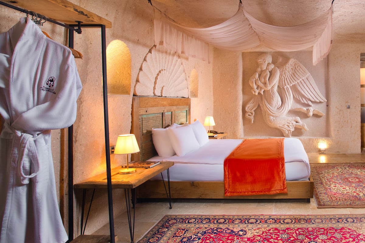 Deluxe Cave Suite | 1 bedroom, Frette Italian sheets, premium bedding, free minibar items