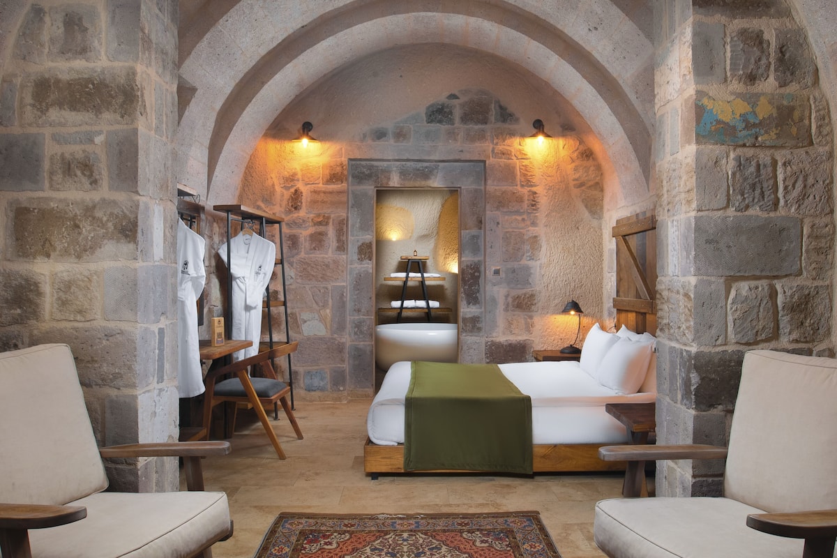 Superior Suite | Bathroom | Shower, hydromassage showerhead, designer toiletries, hair dryer