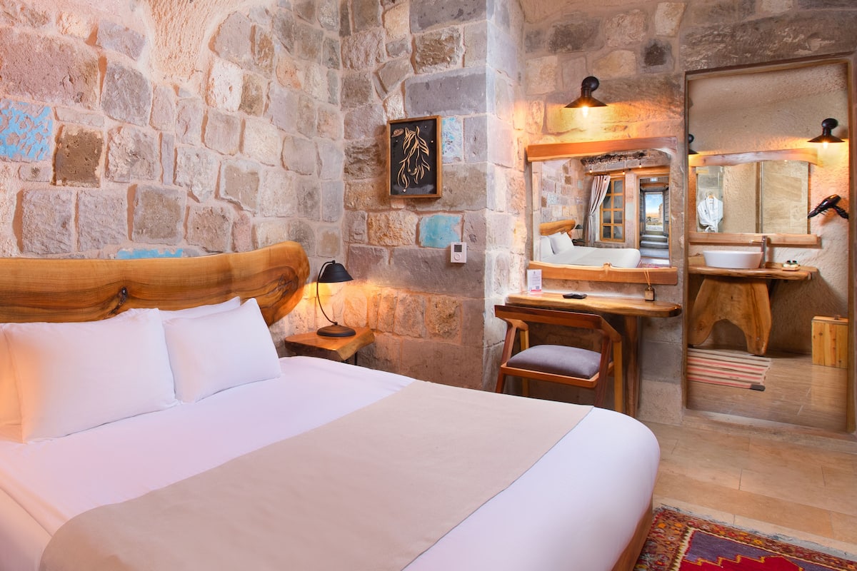 Deluxe Room | 1 bedroom, Frette Italian sheets, premium bedding, free minibar items
