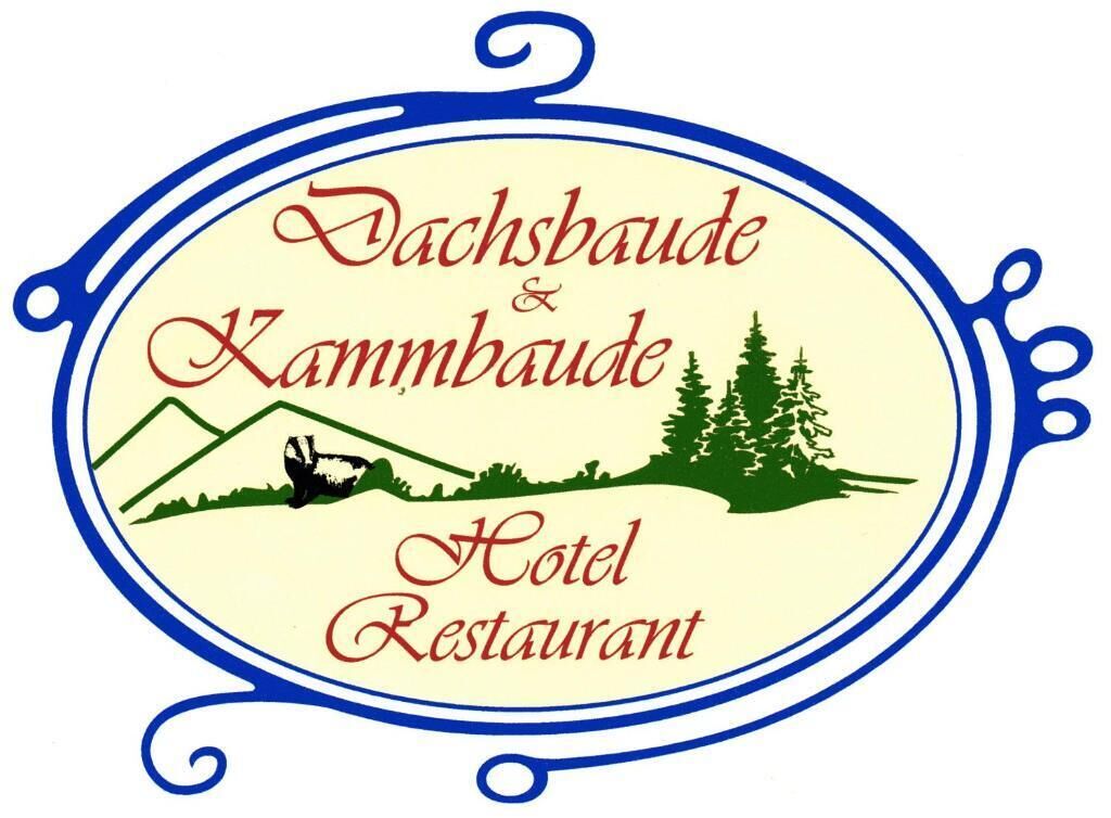 Logotipo de un hotel y restaurante llamado 'Dachsbaude & Kammbau', con la silueta de una montaña y un árbol.