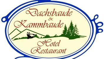 Logotipo de un hotel y restaurante llamado 'Dachsbaude & Kammbau', con la silueta de una montaña y un árbol.