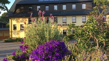 المنشأة من الخارج