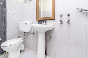 Habitación clásica, 1 cama matrimonial | Baño | Regadera y amenidades de baño gratuitas