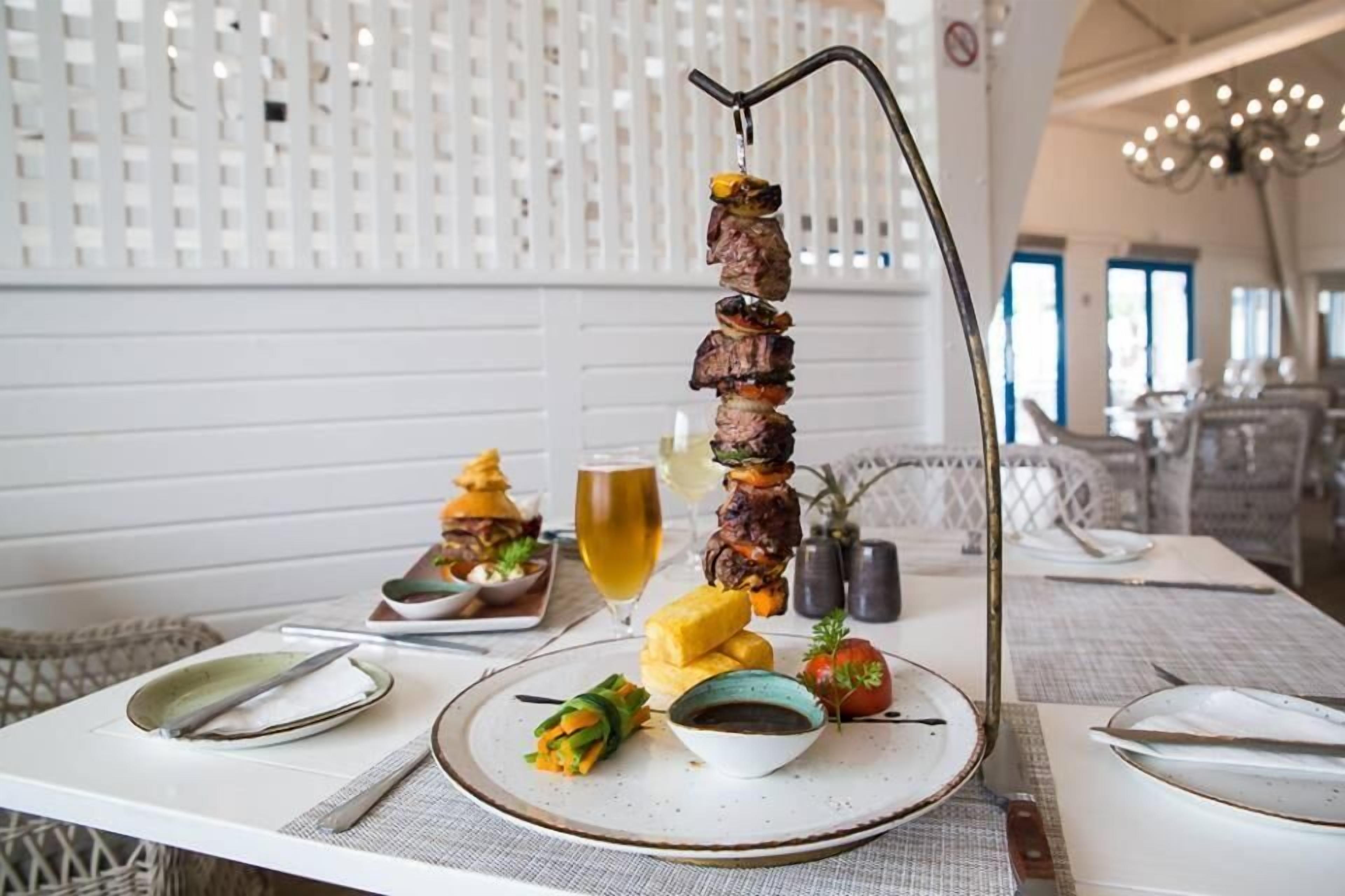 Se sirven desayunos, almuerzos y cenas; cocina local e internacional