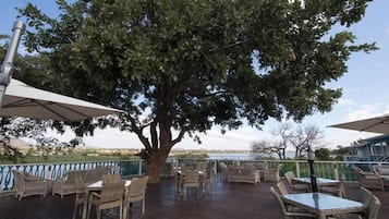 Café da manhã, almoço e jantar; local e internacional