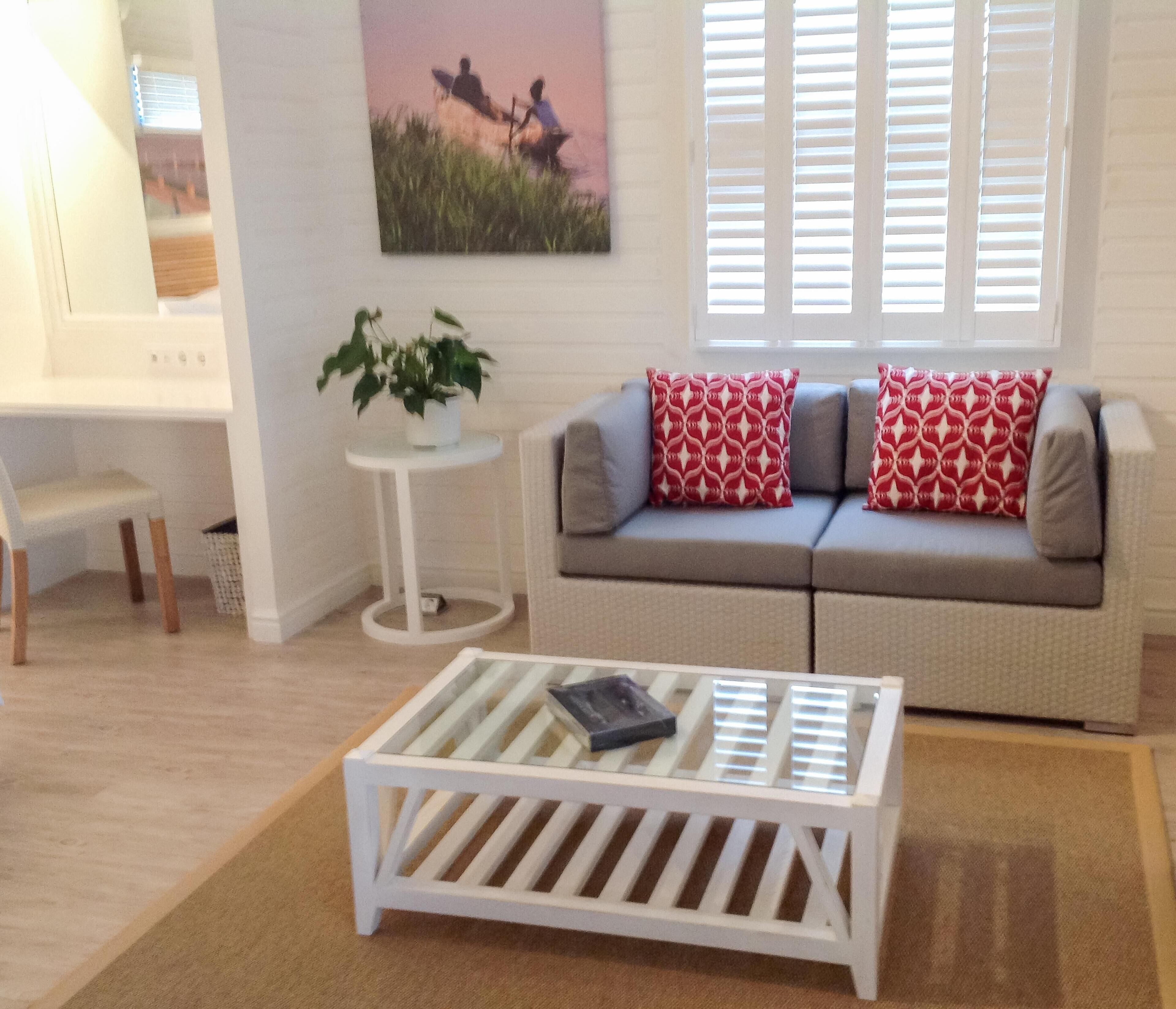 セーフティボックス (室内)、デスク、WiFi (無料)、ベッドシーツ