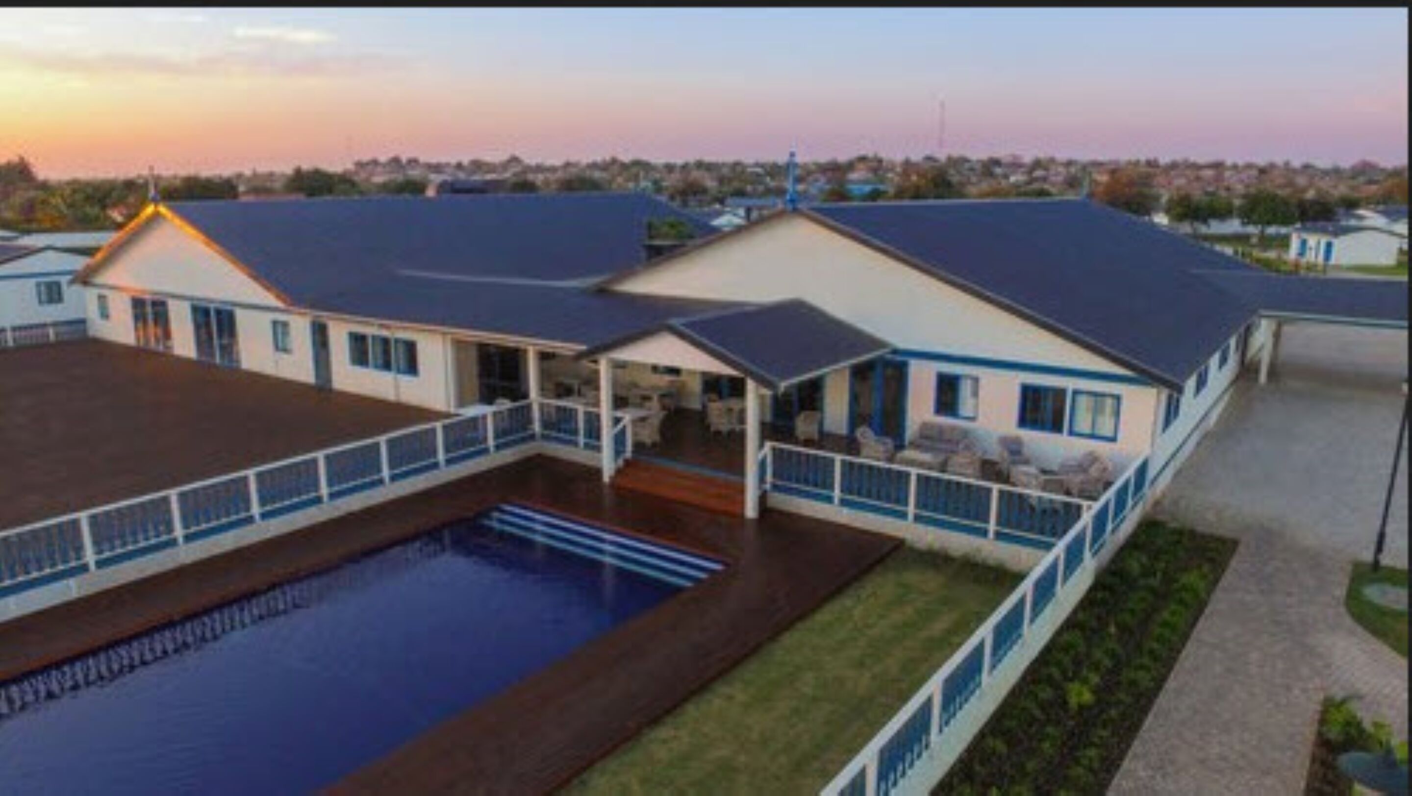 Alberca al aire libre y camastros 