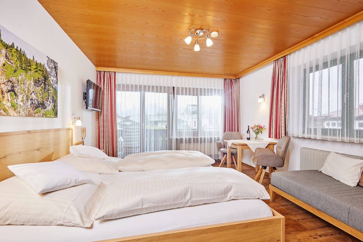 Chambre Triple Confort, balcon | Coffres-forts dans les chambres, rideaux occultants