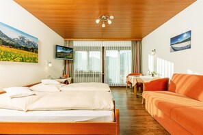 In-room safe, blackout curtains, free cots/infant beds, free WiFi - Gästehaus Flora (Reit im Winkl)