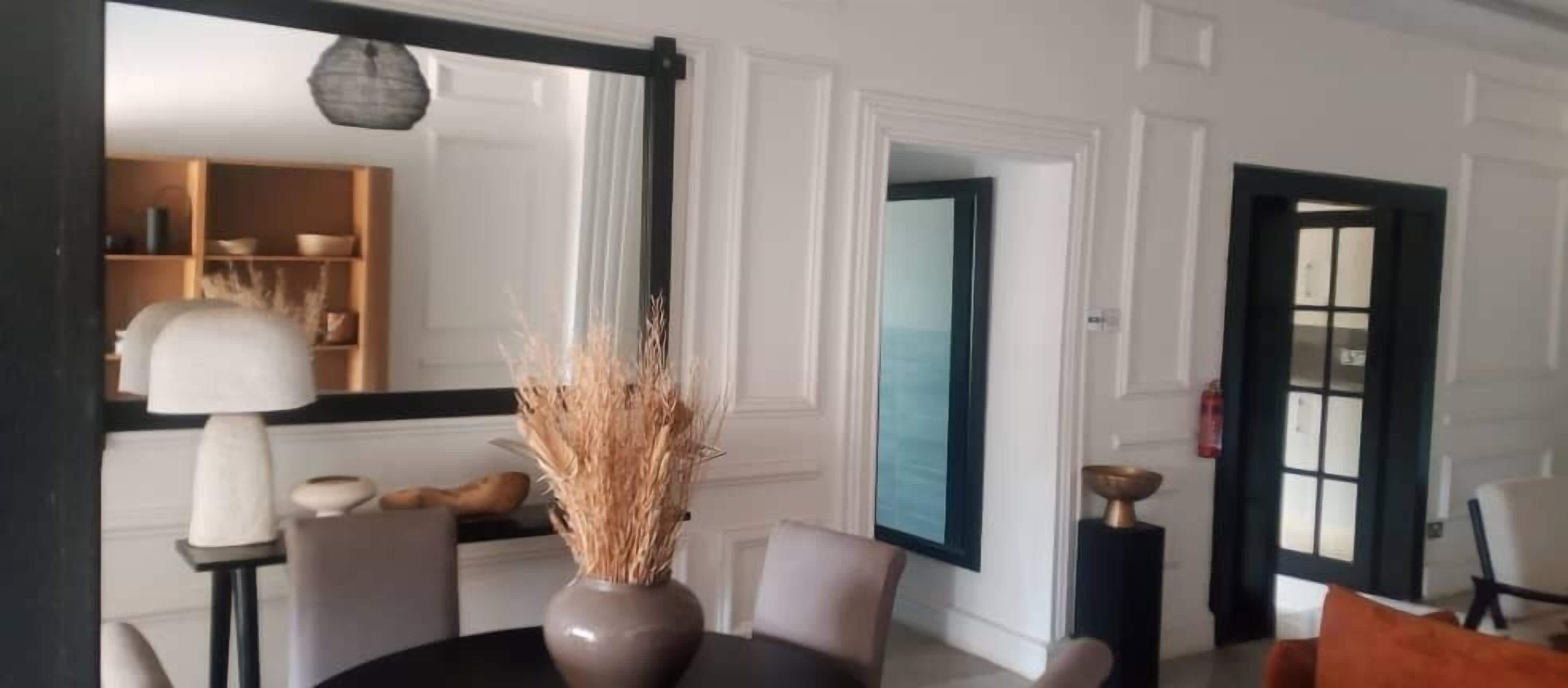 Apartamento superluxo, 2 quartos | Área de estar | TV de tela plana