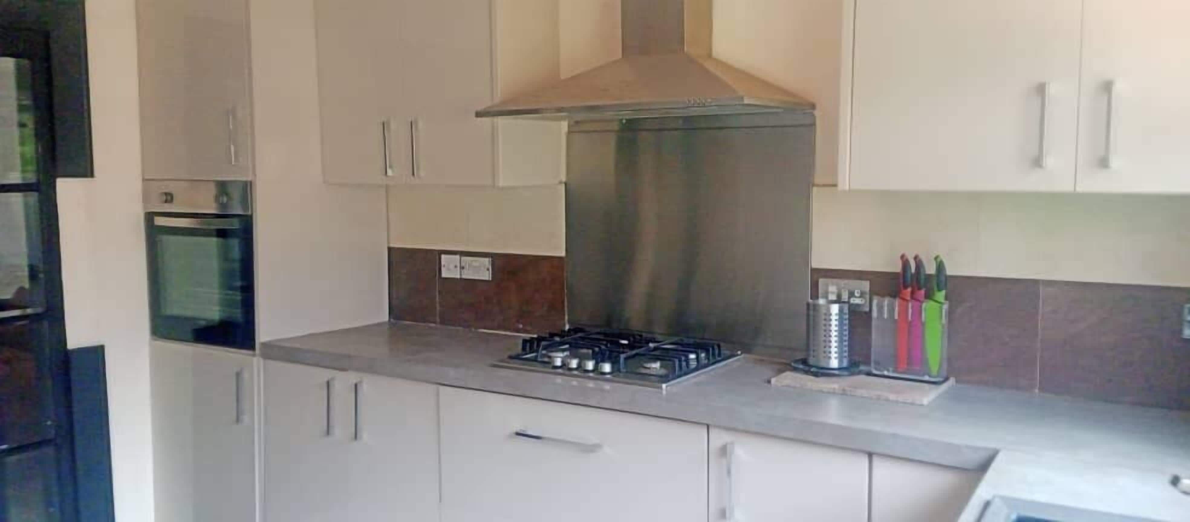 Apartamento superluxo, 2 quartos | Cozinha privada | Geladeira, micro-ondas, fogão, talheres/pratos/utensílios de cozinha