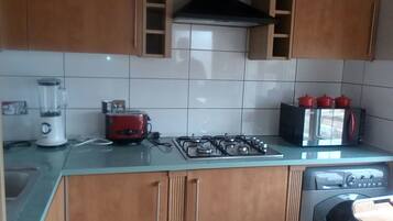 冷蔵庫、電子レンジ、オーブン、調理器具と食器