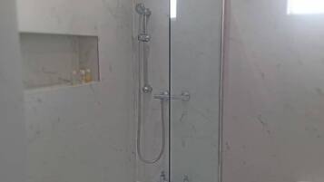 Apartment, 2 Schlafzimmer | Badezimmer | Kostenlose Toilettenartikel