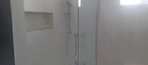 Apartment, 2 Bedrooms | Bathroom | Free toiletries