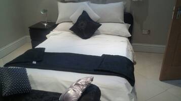 1 室のベッドルーム、高級寝具、アイロン / アイロン台