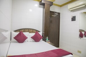 Escritorio, camas extra, wifi gratis y ropa de cama 