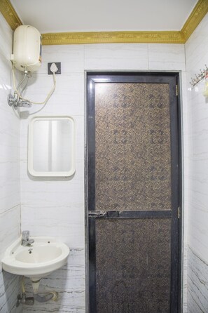 Bathroom sink - Relax Guest House (Mumbai)