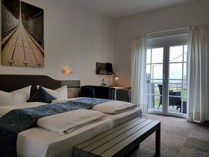 Standard Double Room | In-room safe, desk, free WiFi, bed sheets - Landgasthof Zur Post (Zilshausen)