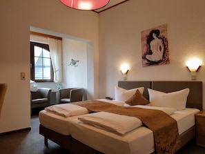 Standard-Doppelzimmer | Zimmersafe, Schreibtisch, kostenloses WLAN, Bettwäsche